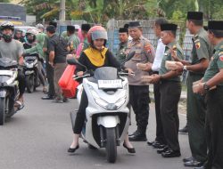 Sinergi bersama, TNI-Polri di Bojonegoro Berbagi Takjil Bagi Pengguna Jalan