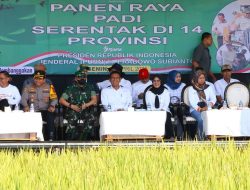 Panen Raya Padi di Sukorejo, Bupati dan Wakil Bupati Bojonegoro Sampaikan Program Penyediaan Air untuk Atasi Kekeringan