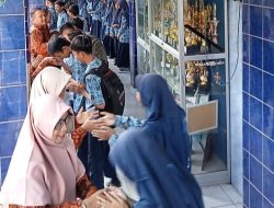 Hari Pertama Masuk Sekolah, Siswa MTs Muga Sumberrejo Halal bi Halal Dengan Guru