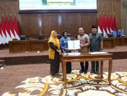 Rapat Paripurna, Pemkab dan DPRD Bojonegoro Tetapkan Dua Perda 