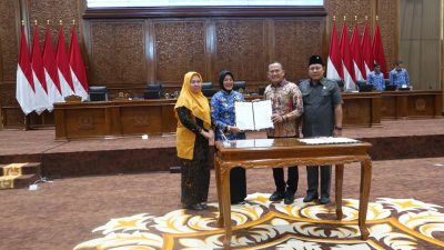 Rapat Paripurna, Pemkab dan DPRD Bojonegoro Tetapkan Dua Perda 