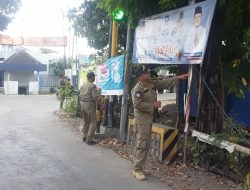 Sat Pol PP dan Kasi Trantib Kecamatan Temayang Tertibkan Banner di Sepanjang Jalan Raya Nganjuk – Temayang 