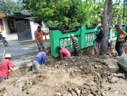 Pelihara Gotong Royong, Warga Desa Papringan Temayang Bersihkan Lingkungan dan Gorong-Gorong 