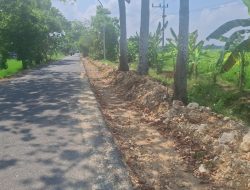 Minim Rambu, Proyek Pelebaran Jalan Simogilis Widang Tuban Diduga Abaikan K- 3