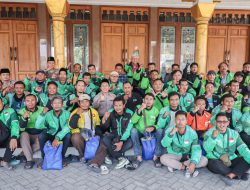 Susana Akrab di Jumat Berkah, Polres Bojonegoro Salurkan Sembako untuk Komunitas Ojol