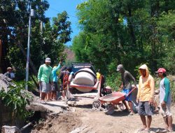 Warga Desa Deling Sekar Gotong Royong Bangun Jalan 