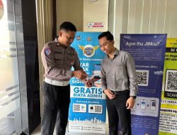 Sapa Masyarakat, Anggota Polantas Polres Bojonegoro Sosialisasikan Aplikasi Signal