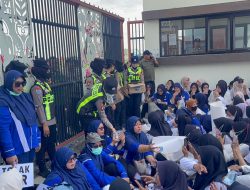 Aksi Simpatik, Polwan Bojonegoro Bagi Air Mineral kepada Massa Pengunjuk Rasa