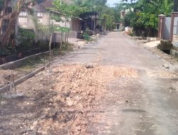 Dugaan Pengurangan Volume Pembelanjaan, Pembangunan Jalan Beton di Sukosewu Jadi Gunjingan Warga