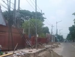 Tiang Jaringan Internet Nyaris Roboh di JL Jaksa Agung Suprapto Bojonegoro, Ganggu Tata Kelola Perkotaan