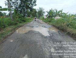 Jalan Poros Desa Bulu Sugihwaras Ekstrim, Lubang Menganga Siap Memakan Korban