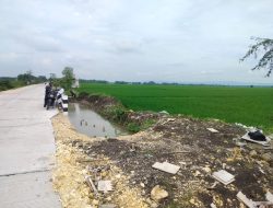 Tak Kunjung Dibersihkan, Petani di Kepohbaru Protes Bekas Galian Pembangunan Jembatan Sumbat Aliran Air