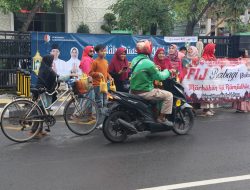 Gandeng Kominfo, FIJ Bojonegoro Beri Santunan Anak Yatim dan Bagi-bagi Takjil Gratis Pada Pengguna Jalan