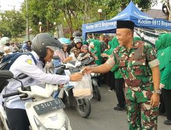 Ramadan Berkah, Persit Kodim Bojonegoro Bagikan Ratusan Takjil Pada Pengguna Jalan 