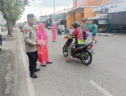 Momen Ramadan, Kapolsek Sumberrejo Bersama Bhayangkari Bagikan Takjil Kepada Masyarakat