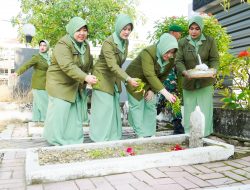 Persit KCK Kodim Bojonegoro Laksanakan Ziarah Rombongan dan Tabur Bunga