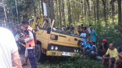 Truk Pengangkut Tiang listrik Hantam Pohon di Raya Bubulan- Temayang, Sopir Alami Luka