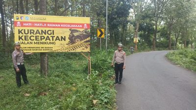 Antisipasi Laka Lantas, Satlantas Bojonegoro Pasang Imbauan Dipasang di Black Spot