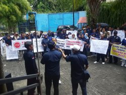 Polemik Pemberitaan Tempo, Ratusan Kader Partai Nasdem Bojonegoro Gelar Aksi di Depan Kantor DPD 