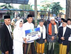 Momen Hari Raya Idul Adha 1447 H, Bupati Bojonegoro Serahkan Sapi Kurban Jenis PO dari Peternak Lokal Dolokgede-Tambakrejo
