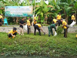 Sambut HUT Bhayangkara ke-80, Polres Bojonegoro Bersih-bersih Sungai 