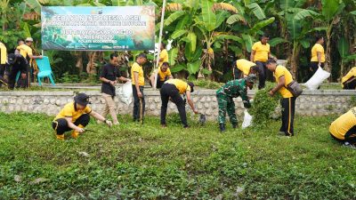 Sambut HUT Bhayangkara ke-80, Polres Bojonegoro Bersih-bersih Sungai 