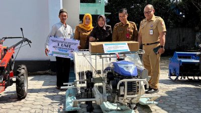 Tingkatkan Produksi, Pemkab Bojonegoro Salurkan Bantuan Alsintan Bagi Petani