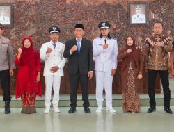 Dua Kades PAW Resmi Dilantik, Bupati Bojonegoro Dorong Percepat Pembangunan Desa