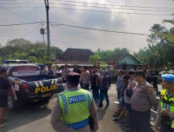 Tahapan Ujian Tulis Bagi Bakal Calon Kades PAW Desa Wotan Usai, Warga Masih Bertahan Di Depan Balai Desa