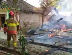 Kebakaran Cepat, Satu Rumah Milik Warga Sambongrejo Sumberrejo Ludes