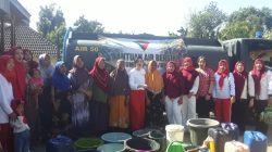 Antisipasi Kekeringan, Persit Yonif TP- 85 BP Bojonegoro Droping Air Bersih Bagi Warga Desa Ngorogunung 