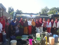 Antisipasi Kekeringan, Persit Yonif TP- 85 BP Bojonegoro Droping Air Bersih Bagi Warga Desa Ngorogunung 