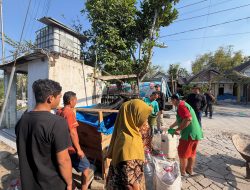 Mas Hendrik Bersama Wihadi Wiyanto Kompak Droping Air Bersih di Desa Kumpulrejo, Bojonegoro