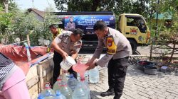 Sambut Hari Jadi Humas Polri Ke – 75, Polres Bojonegoro Salurkan Bantuan Air Bersih Bagi Warga Terdampak Kekeringan