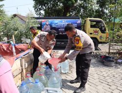 Sambut Hari Jadi Humas Polri Ke – 75, Polres Bojonegoro Salurkan Bantuan Air Bersih Bagi Warga Terdampak Kekeringan